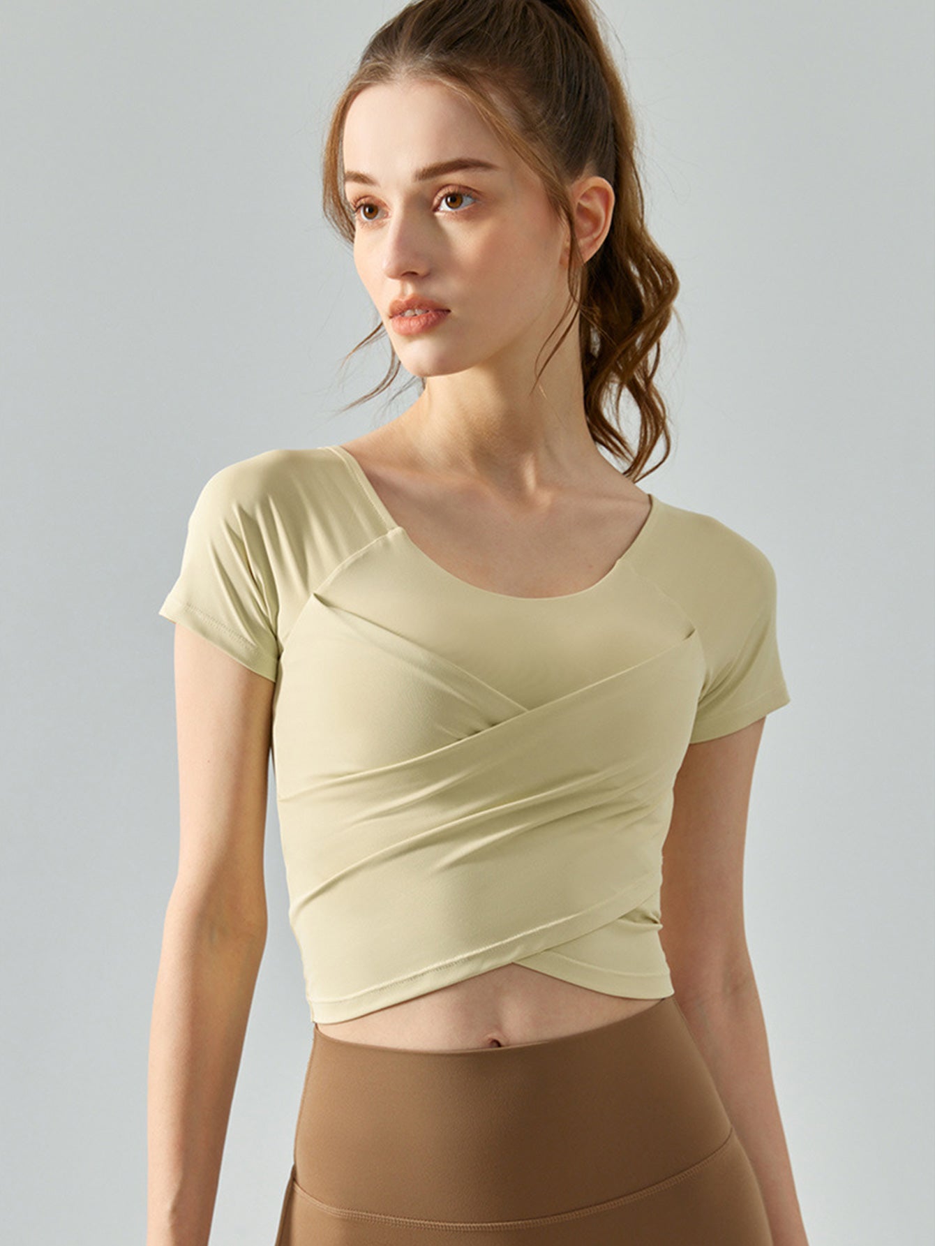 Women's yoga wear, short-sleeved, slimming and seamless, fitness and running top, with chest pads