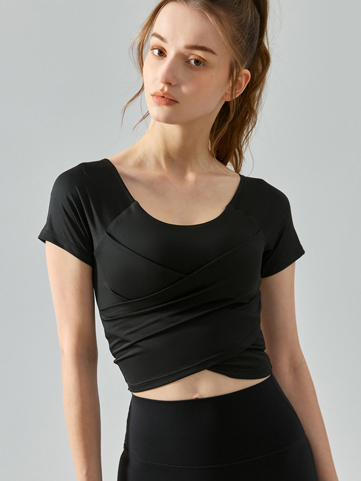 Women's yoga wear, short-sleeved, slimming and seamless, fitness and running top, with chest pads