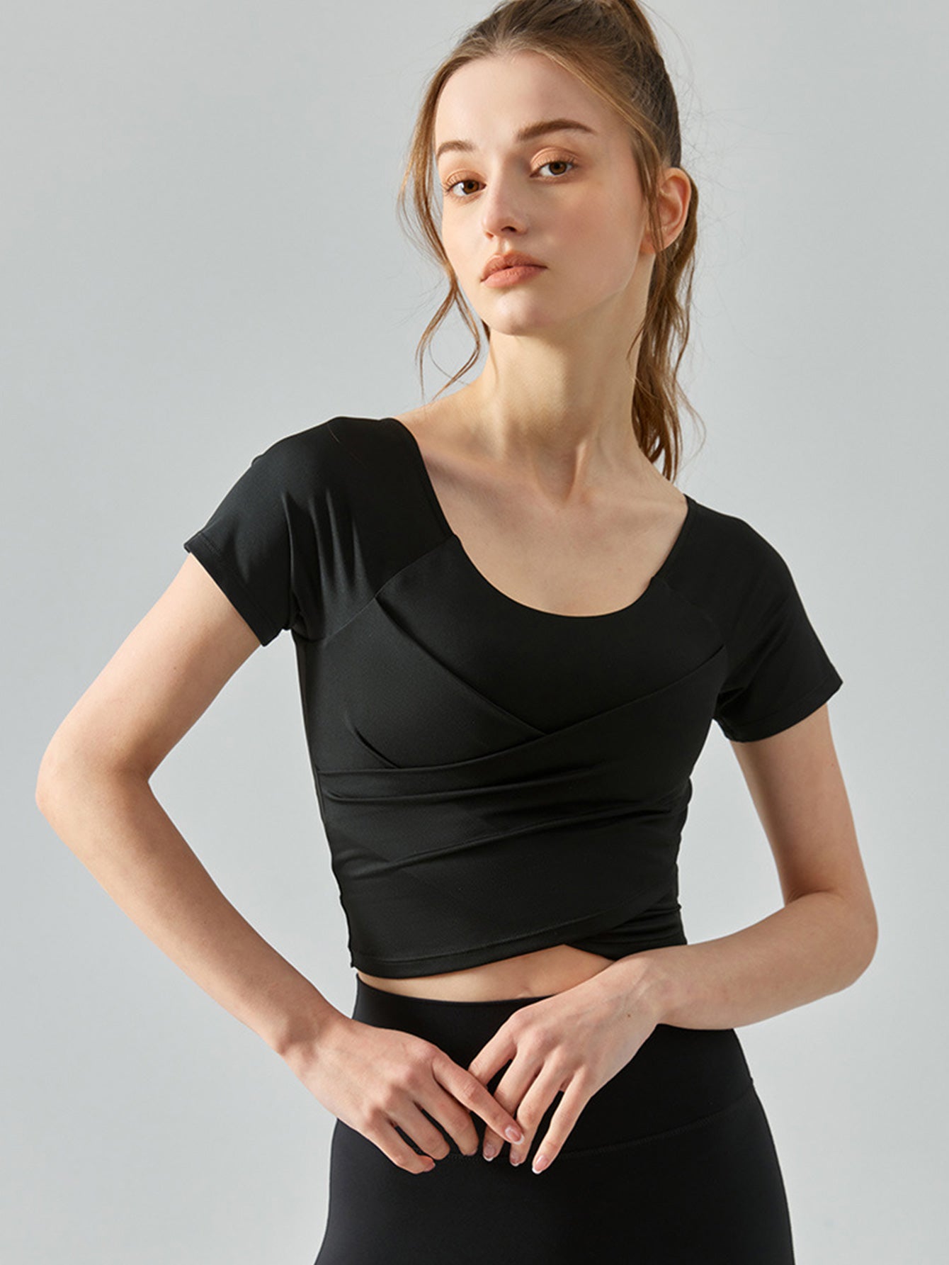 Women's yoga wear, short-sleeved, slimming and seamless, fitness and running top, with chest pads